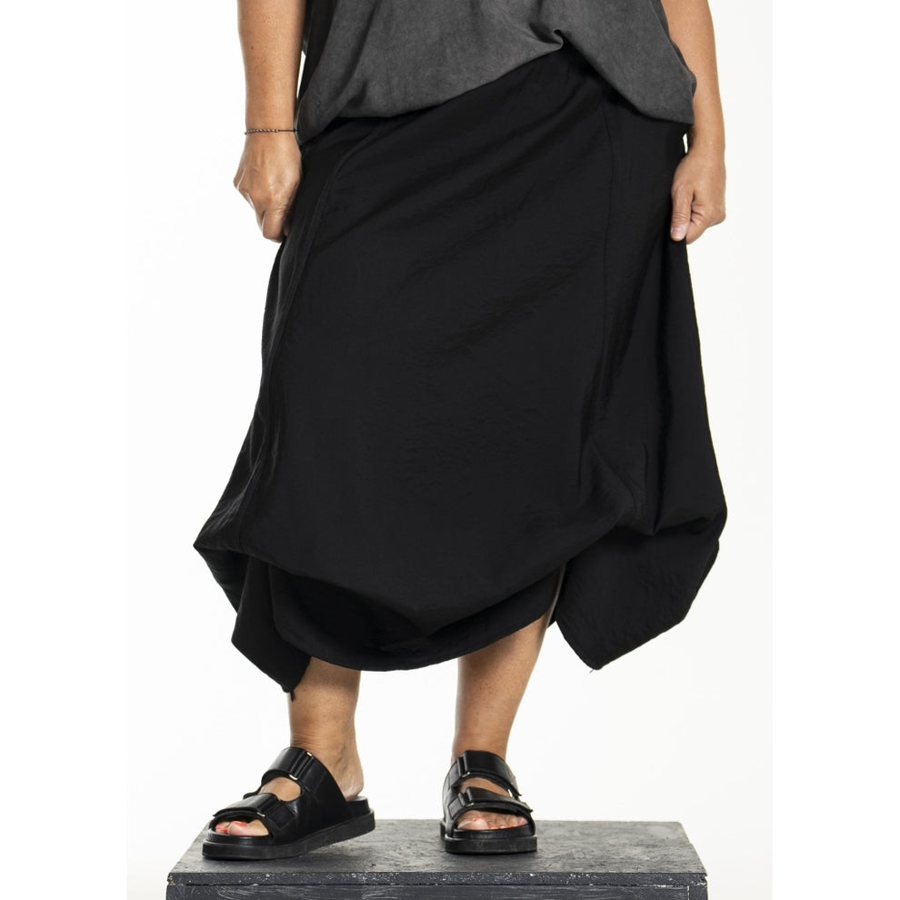 Lynn Skirt - Niðurdeilur