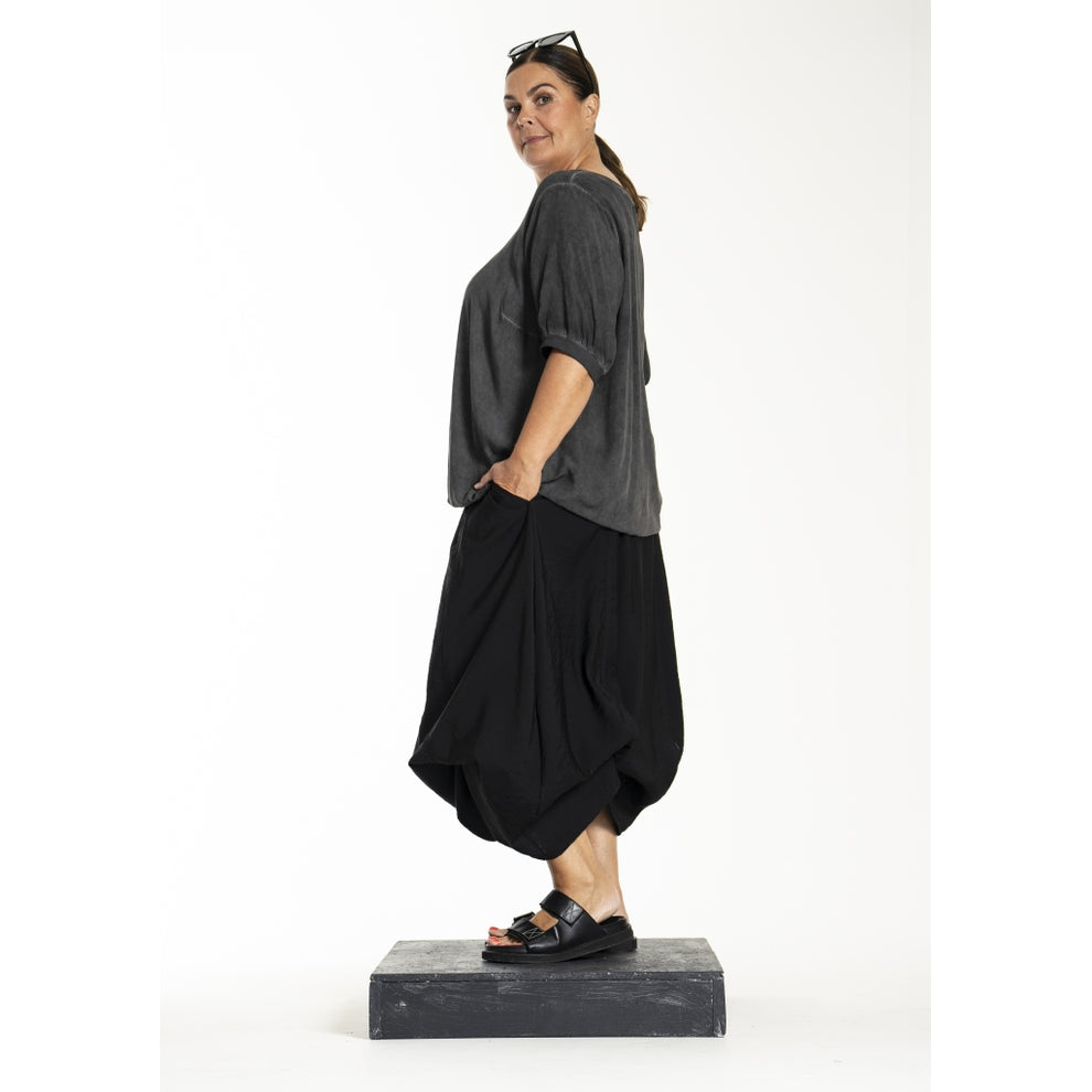 Lynn Skirt - Niðurdeilur