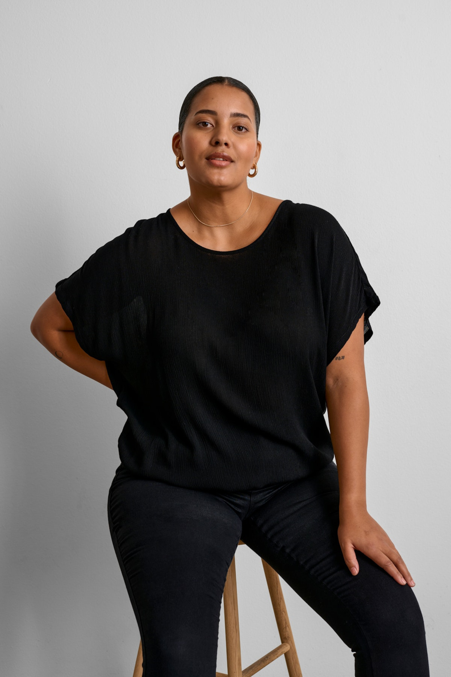 Ami Stanley - Blusa Black